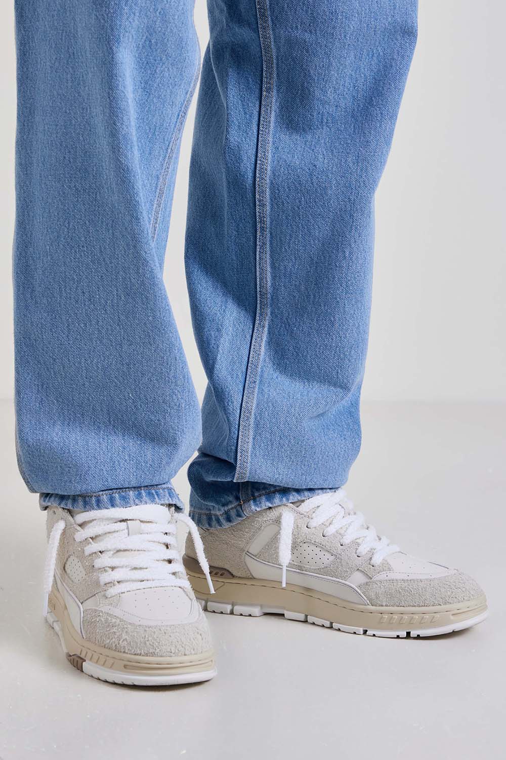 תמונת כל הלוק של נעלי סניקרס אריאה לו